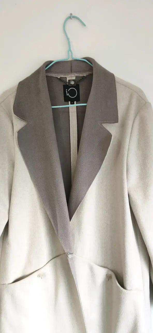 Abrigo beige con solapas grises marca IO - 1