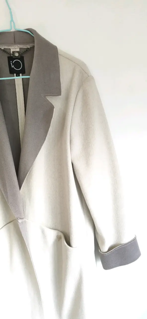 Abrigo beige con solapas grises marca IO - 4