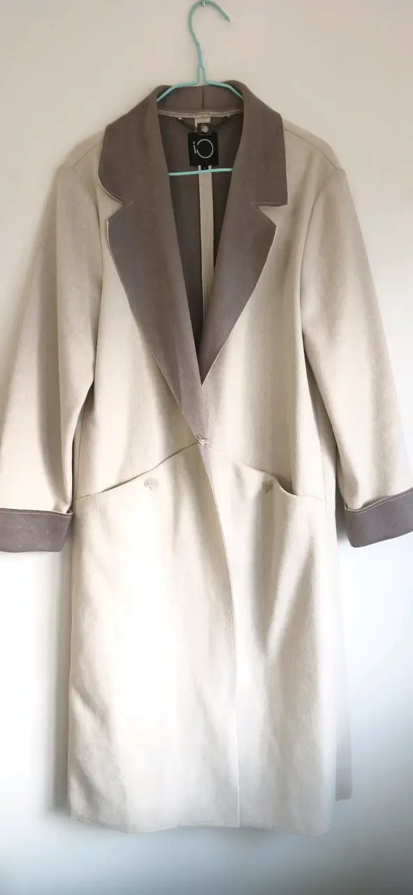 Abrigo beige con solapas grises marca IO - 5