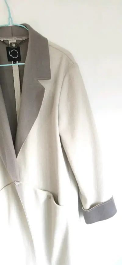 Abrigo beige con solapas grises marca IO - miniatura 6