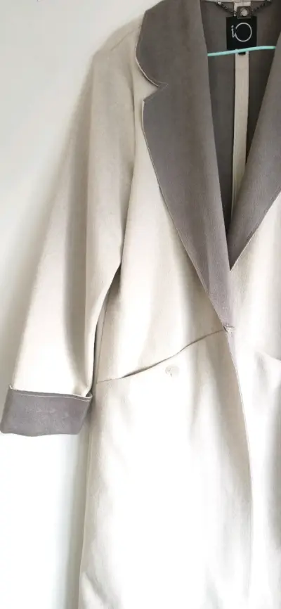 Abrigo beige con solapas grises marca IO - miniatura 7