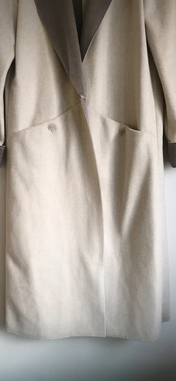 Abrigo beige con solapas grises marca IO - 9