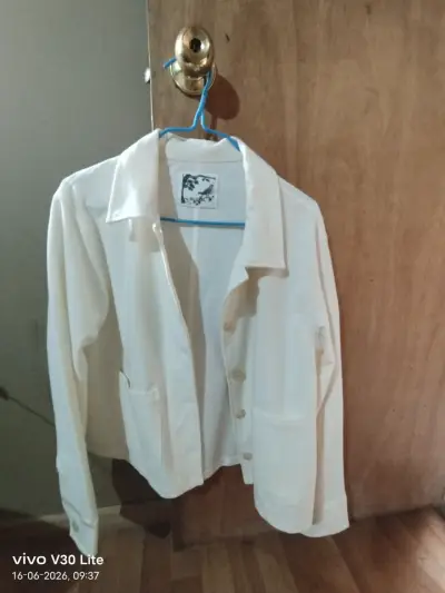 Chaqueta blanca de algodón con bolsillos - miniatura 1