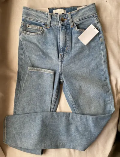 Jeans de mezclilla azul claro para mujer - miniatura 1