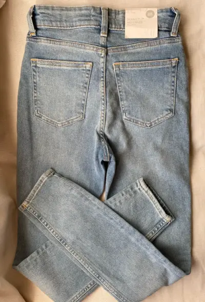 Jeans de mezclilla azul claro para mujer - miniatura 2