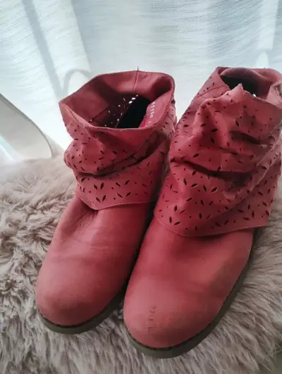 Botines de gamuza rojo con diseño calado - miniatura 1