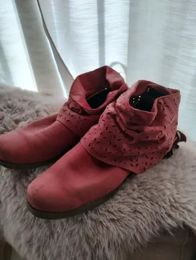 Botines de gamuza rojo con diseño calado - miniatura 2