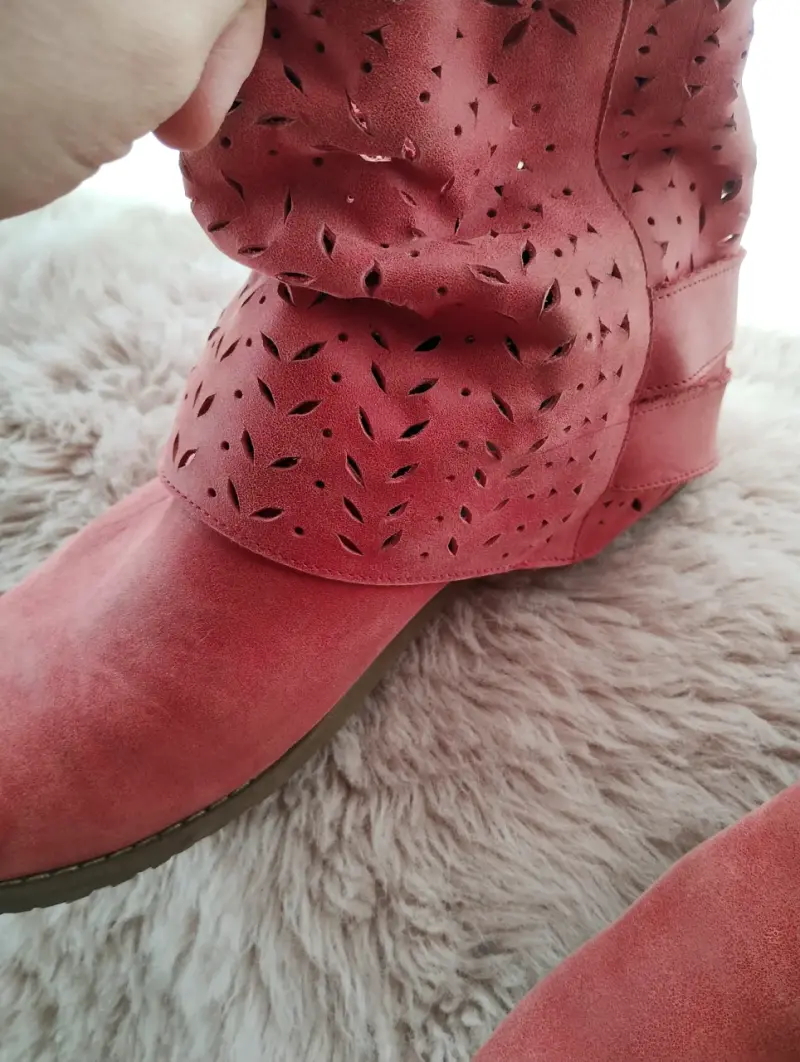 Botines de gamuza rojo con diseño calado - 3
