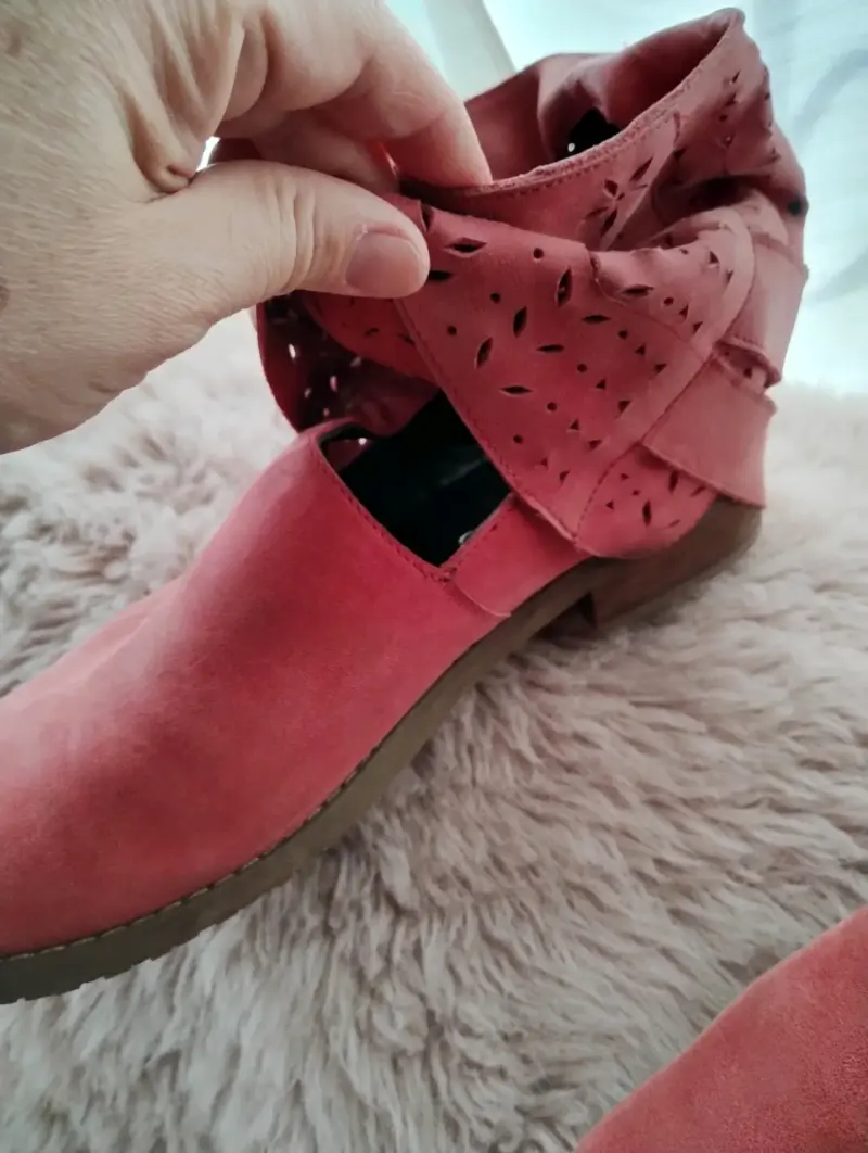 Botines de gamuza rojo con diseño calado - 4