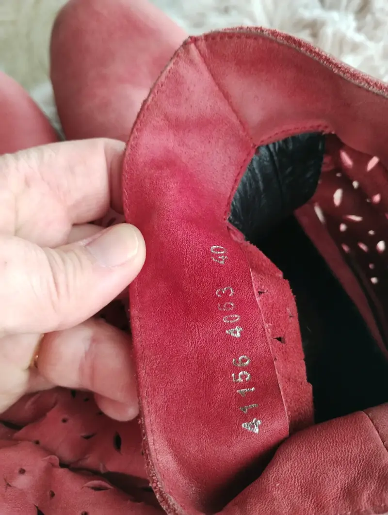 Botines de gamuza rojo con diseño calado - 5