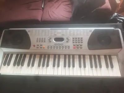 Teclado electrónico Bontempi con 100 voces - miniatura 1