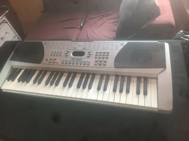 Teclado electrónico Bontempi con 100 voces - 2