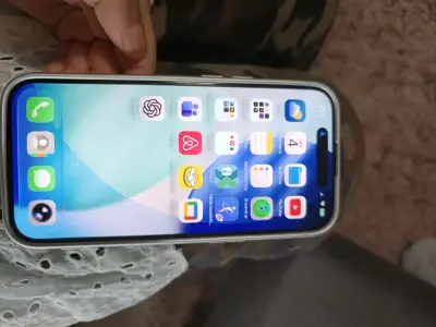 Smartphone con caja y cable de carga - miniatura 4