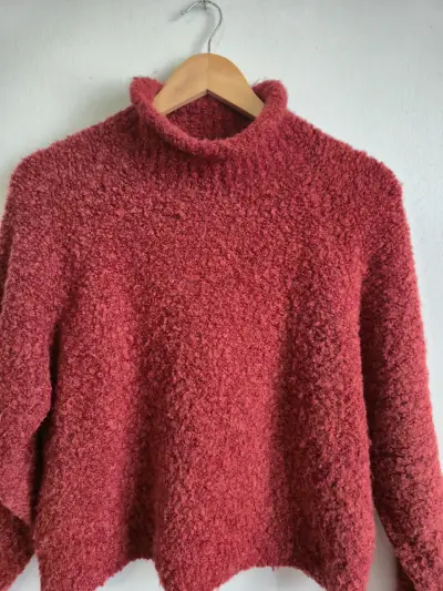 Suéter de lana rojo con cuello alto - miniatura 1
