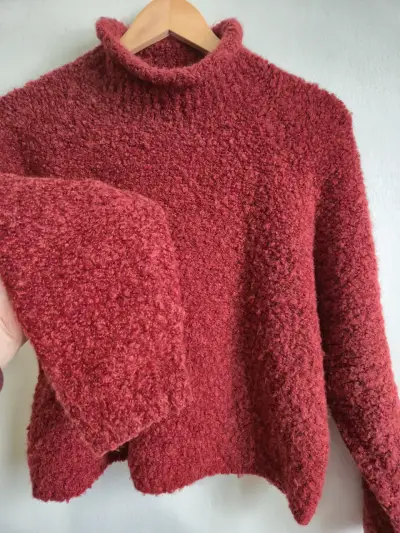 Suéter de lana rojo con cuello alto - miniatura 2