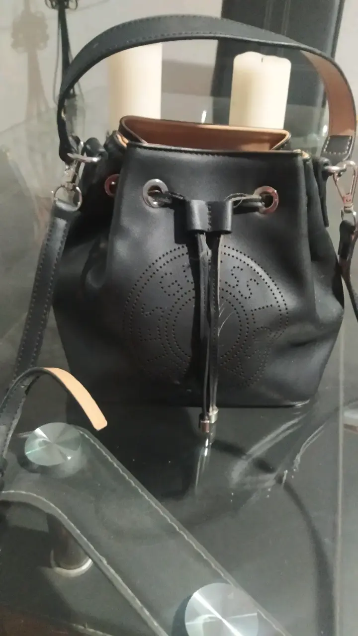 Bolso de mano Kaishilan negro con diseño moderno - 5