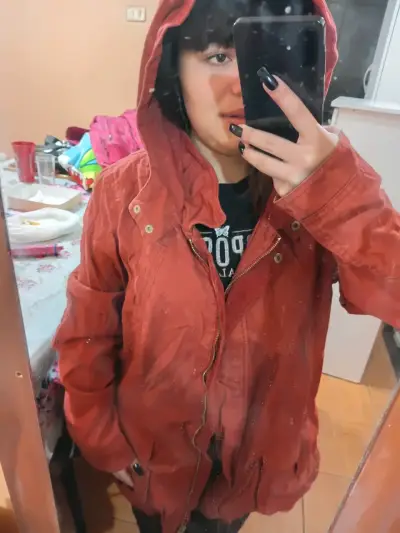 Parka roja con capucha para mujer - miniatura 1