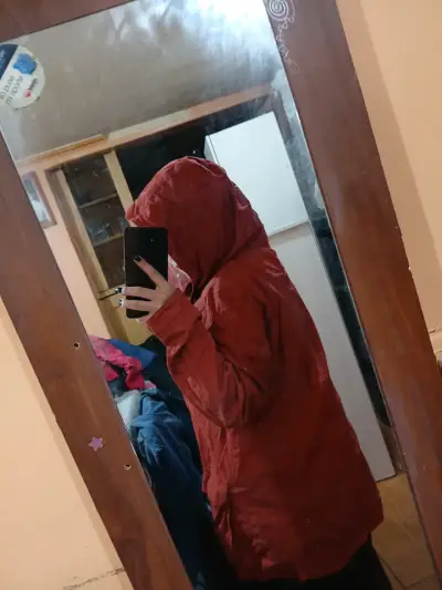 Parka roja con capucha para mujer - miniatura 2