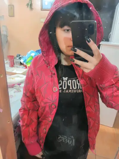 Chaqueta acolchada roja con capucha - miniatura 1