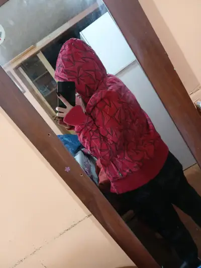 Chaqueta acolchada roja con capucha - miniatura 2