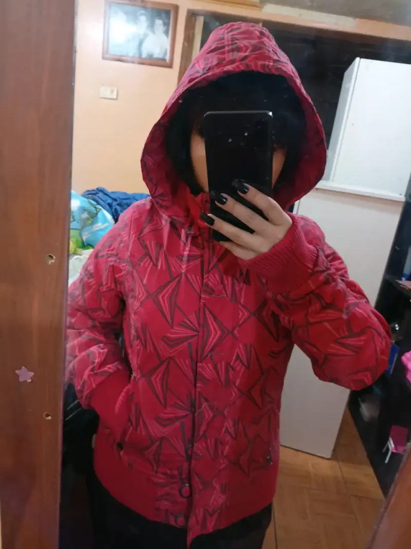 Chaqueta acolchada roja con capucha - 3