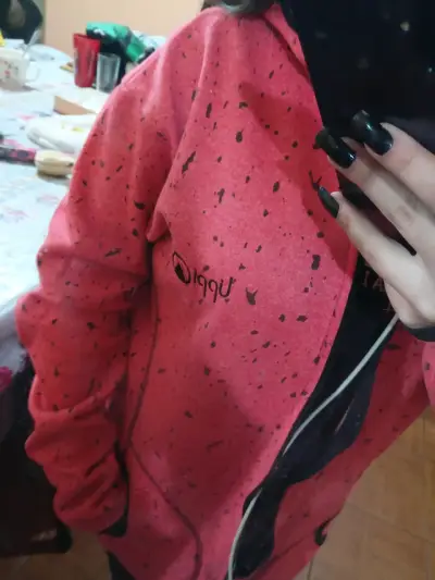 Polerón rojo con capucha y diseño moteado - miniatura 1