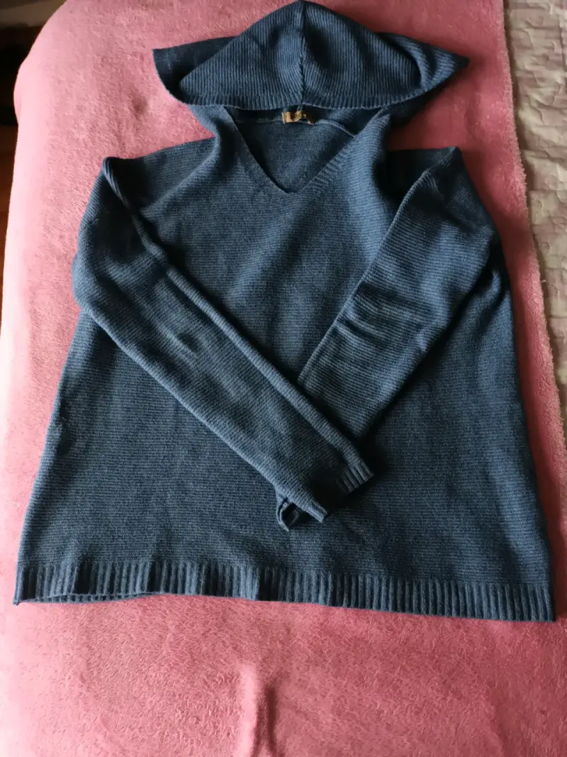 Suéter azul con capucha para mujer