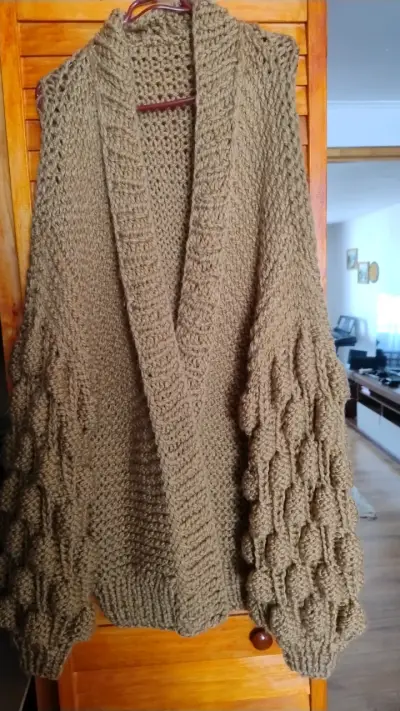 Cardigan tejido a mano color beige - miniatura 1