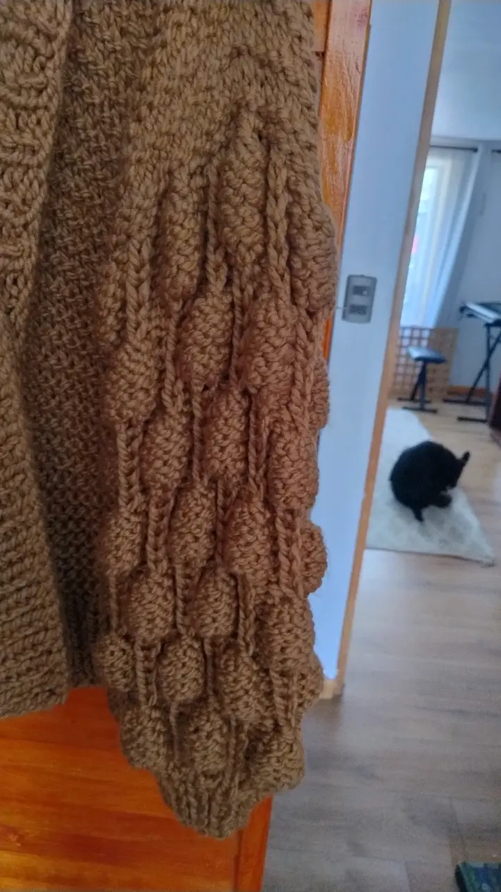 Cardigan tejido a mano color beige - 2