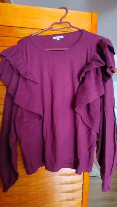 Suéter morado con volantes para mujer - miniatura 1