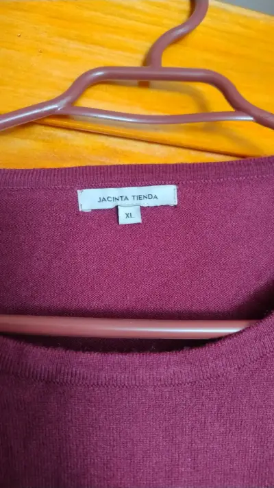 Suéter morado con volantes para mujer - miniatura 2