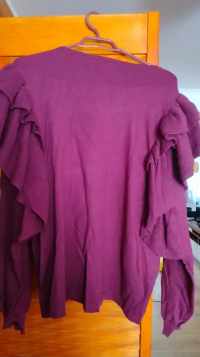 Suéter morado con volantes para mujer - miniatura 3