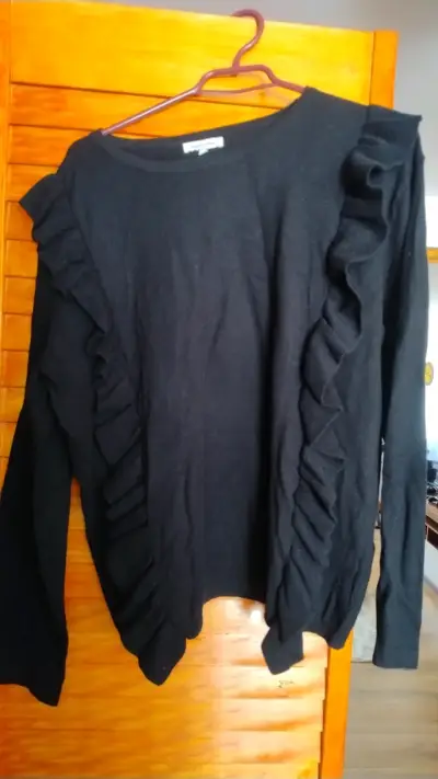 Suéter negro con volantes para mujer - miniatura 1