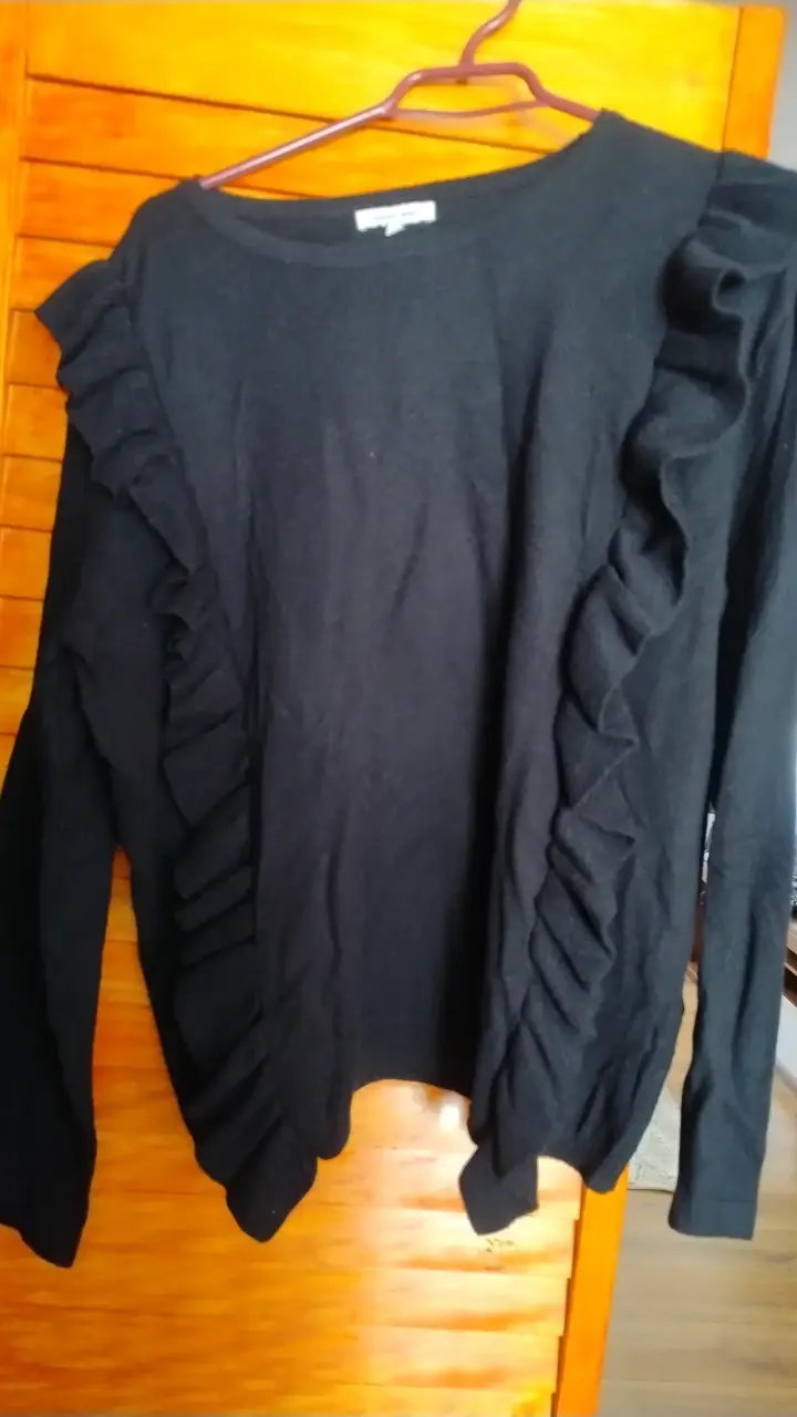 Suéter negro con volantes para mujer - 2