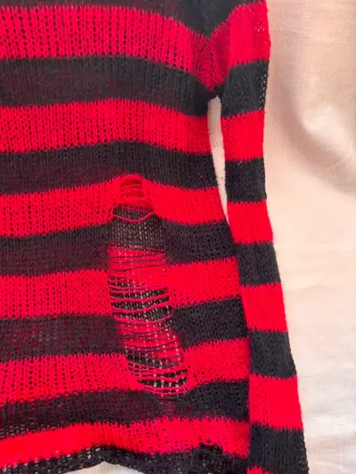 Suéter a rayas rojo y negro desgastado - miniatura 2