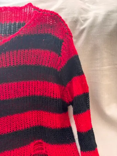 Suéter a rayas rojo y negro desgastado - miniatura 3