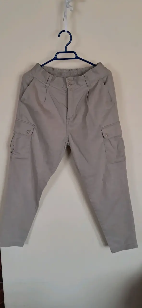 Pantalones cargo beige para hombre - 1