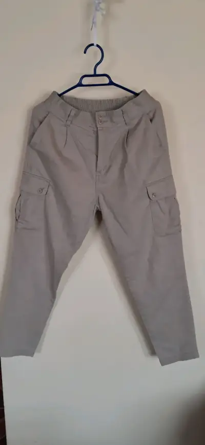 Pantalones cargo beige para hombre - miniatura 1