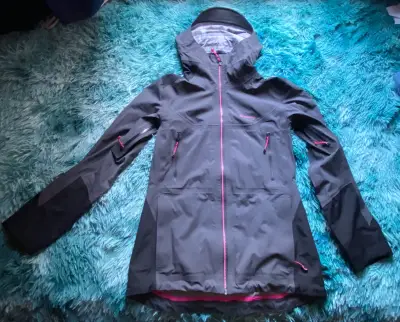 Chaqueta impermeable negra con capucha - miniatura 1