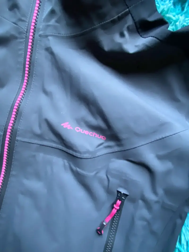 Chaqueta impermeable negra con capucha - 2