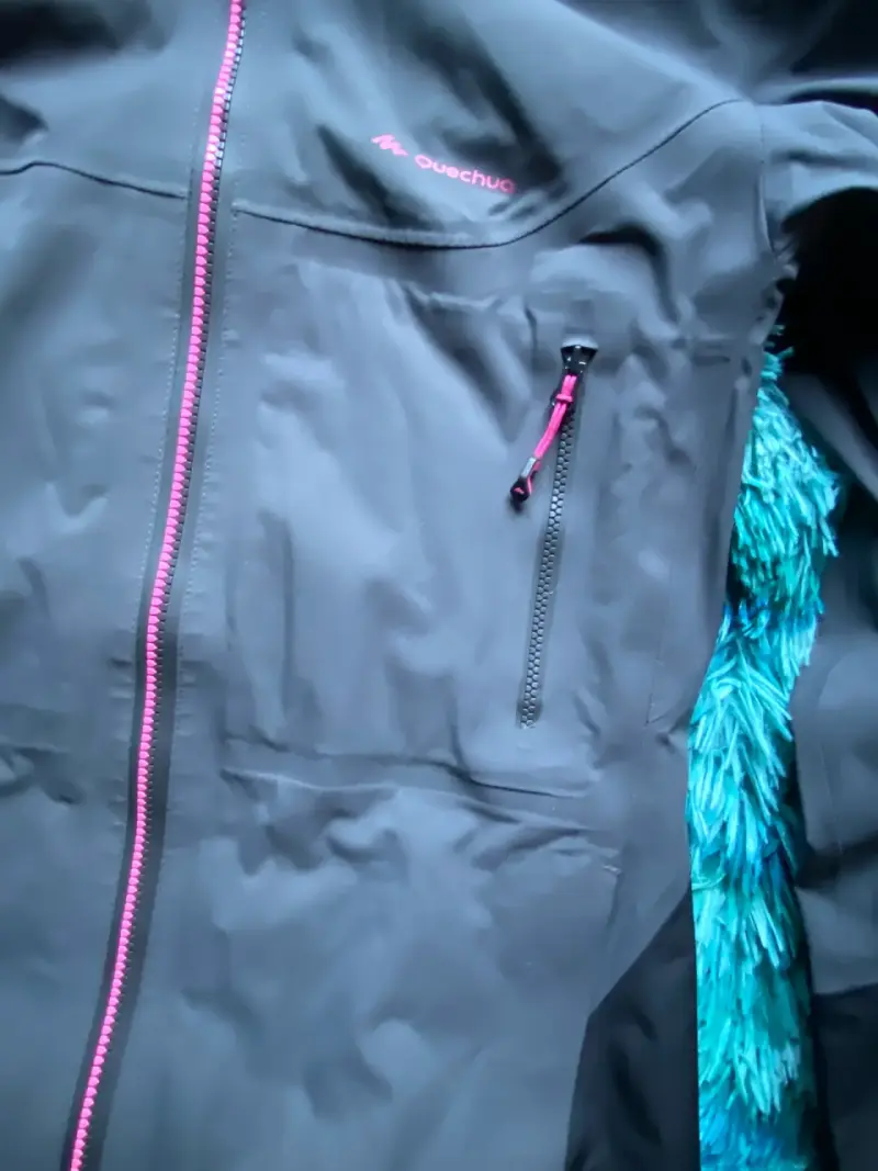 Chaqueta impermeable negra con capucha - 3