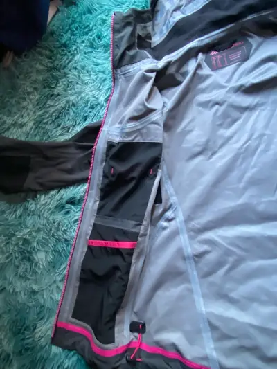 Chaqueta impermeable negra con capucha - miniatura 4
