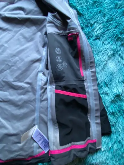 Chaqueta impermeable negra con capucha - miniatura 5
