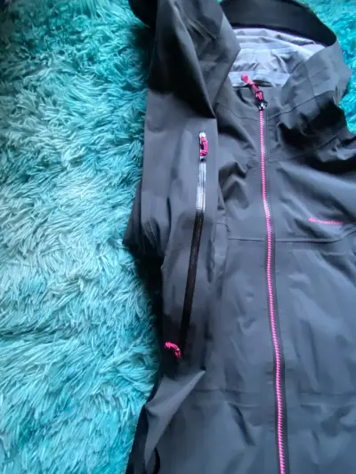 Chaqueta impermeable negra con capucha - miniatura 6