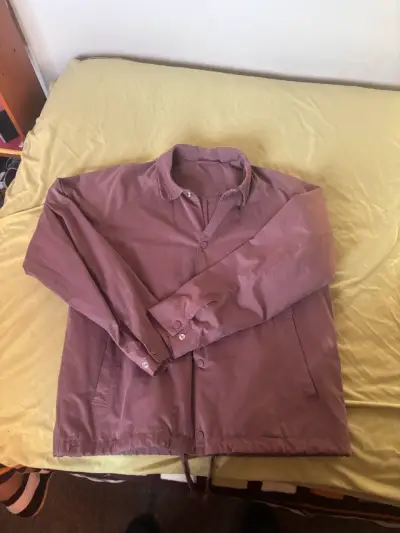 Chaqueta impermeable color burdeos - miniatura 1