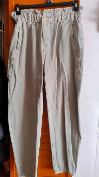 Pantalones beige de tiro alto para mujer - miniatura 1