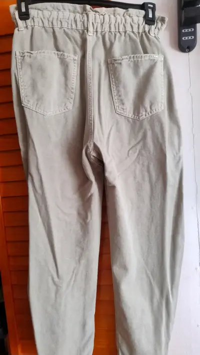Pantalones beige de tiro alto para mujer - miniatura 2