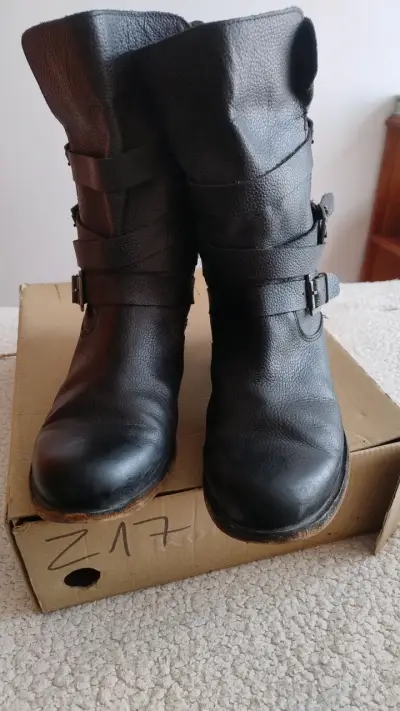 Botas negras de cuero con hebillas - miniatura 1
