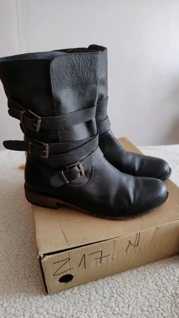 Botas negras de cuero con hebillas - 2