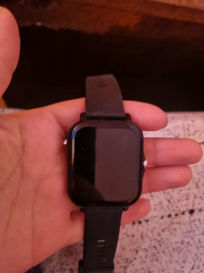 Reloj inteligente negro con correa de silicona